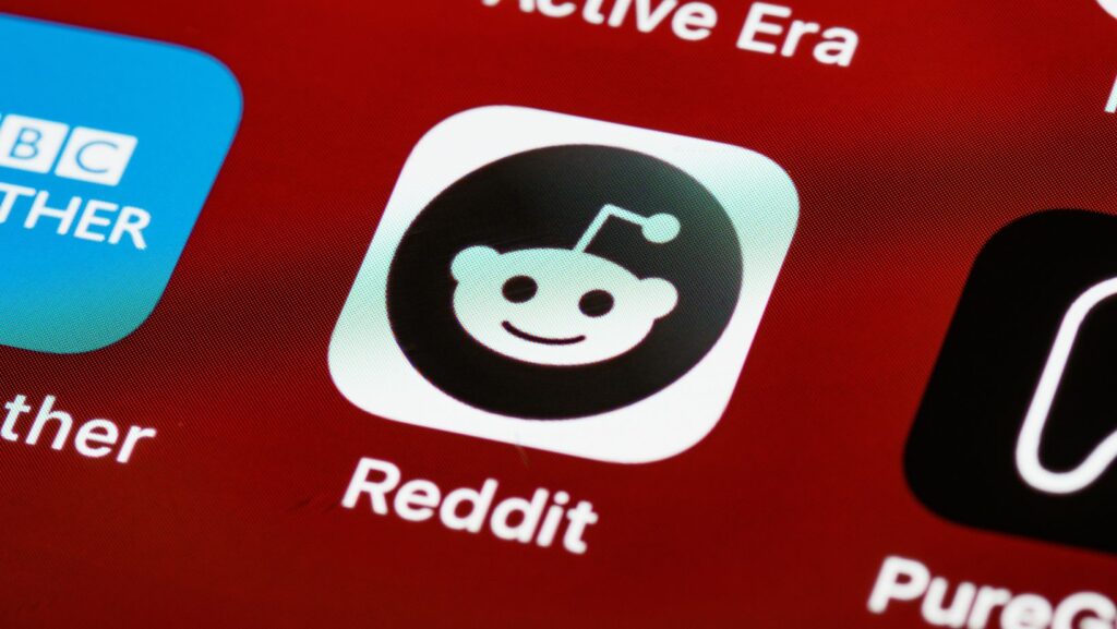 how does reddit make money