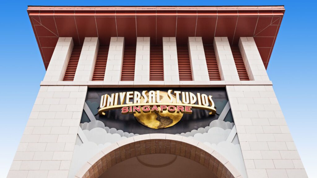 how much money does universal studios make a day
