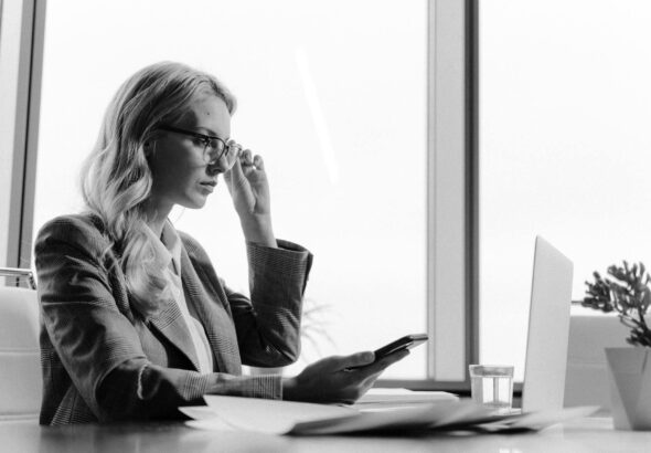 startup accountant hiring, when to hire startup accountant, first accountant for startup, startup bookkeeping needs, small business accountant tips, startup financial planning, startup financial management, startup accountant advice, early stage business accountant, startup CFO hiring